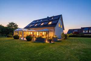 LEBENSQUALITÄT PUR! Hochwertige Immobilie mit großem Grundstück und viel Privatsphäre