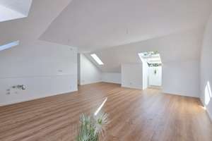 Loftgefühl unterm Dach - frisch saniert in Stadtfeld West..
