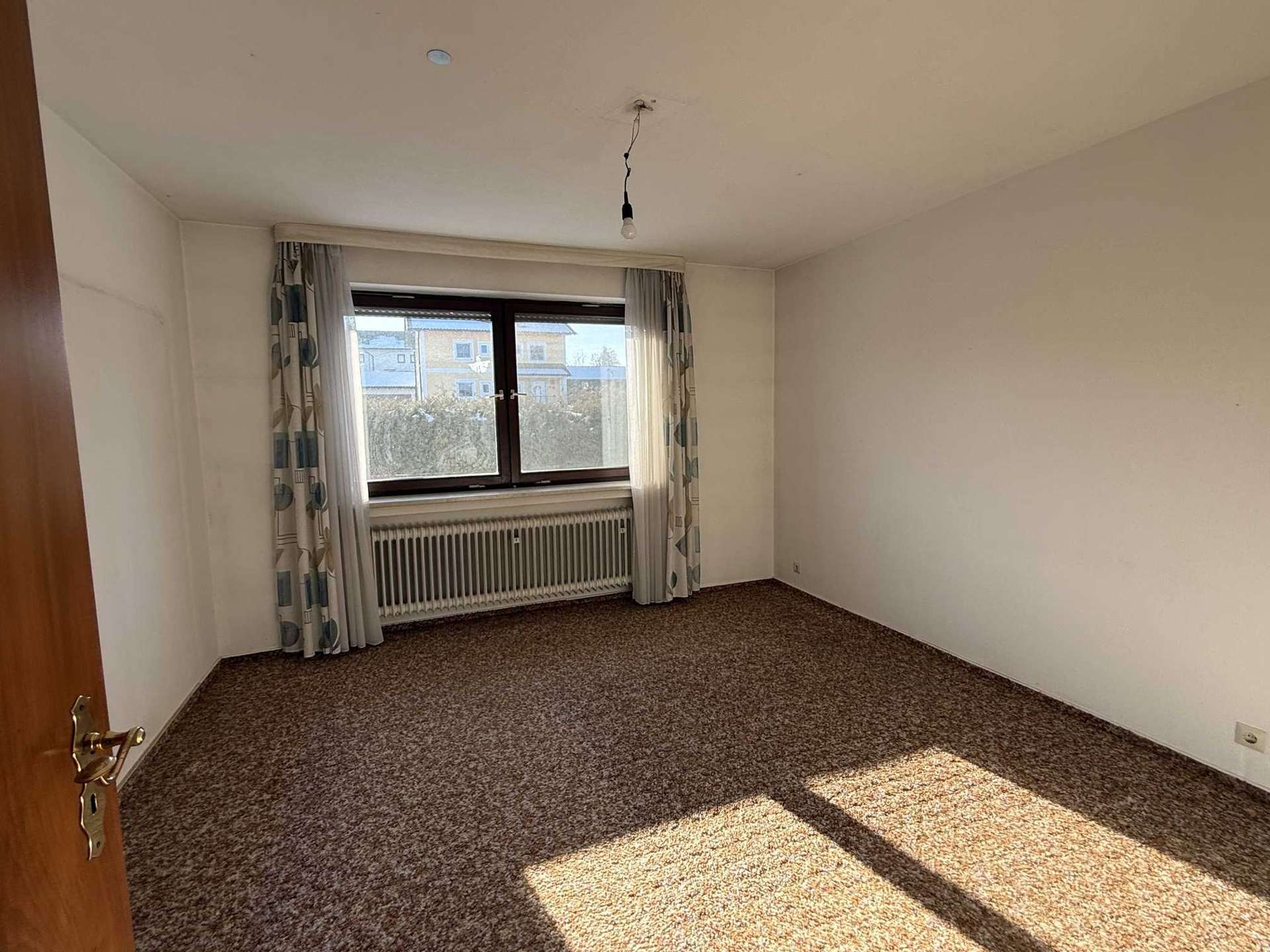 Immobilie in Bayerbach - Wohnen auf einer Ebene.
Großzügiger Bungalow in Siedlungslage - Bild 2