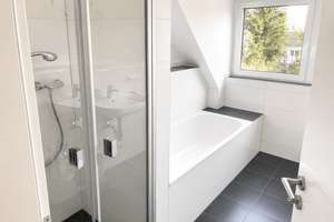 Neuwertige 3-Zimmer-Dachgeschosswohnung mit 2 Schlafzimmern, Balkon und Aufzug – Wachtelweg 29, 81927 Waldtrudering, München – Vorschaubild 12