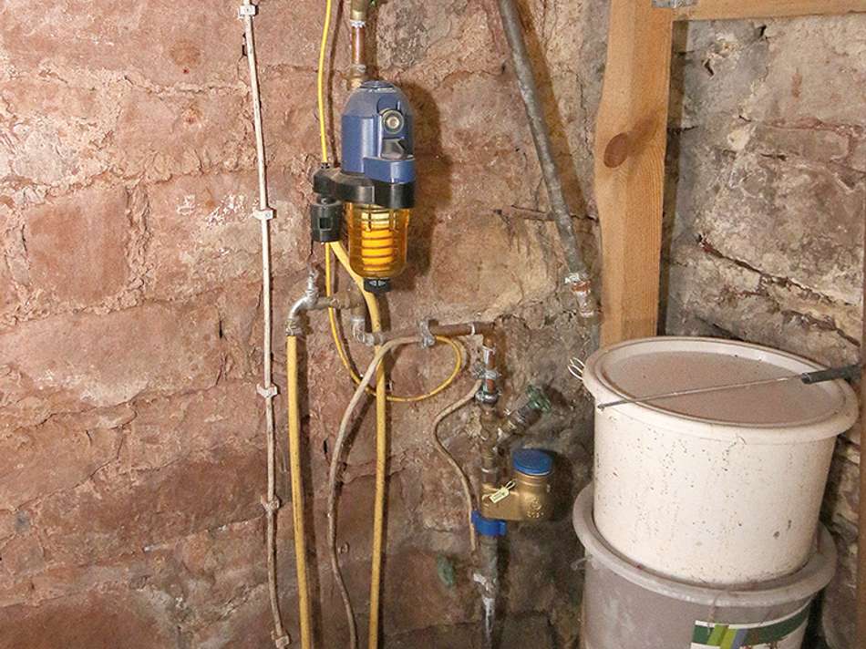 Zuleitungen im Keller