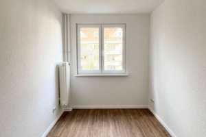 komplett SANIERT + sofort FREI + 2,5 Zimmer-Wohnung + EBK + Süd-Loggia in Lankwitz + Fensterbad – Berlin – Vorschaubild 10