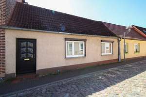 Wohnen in urbaner Lage: Reihenmittelhaus mit 3 Räumen in Gnoien – Die vollständige Adresse der Immobilie erhältst du vom Anbieter., 17179 Gnoien – Vorschaubild 1