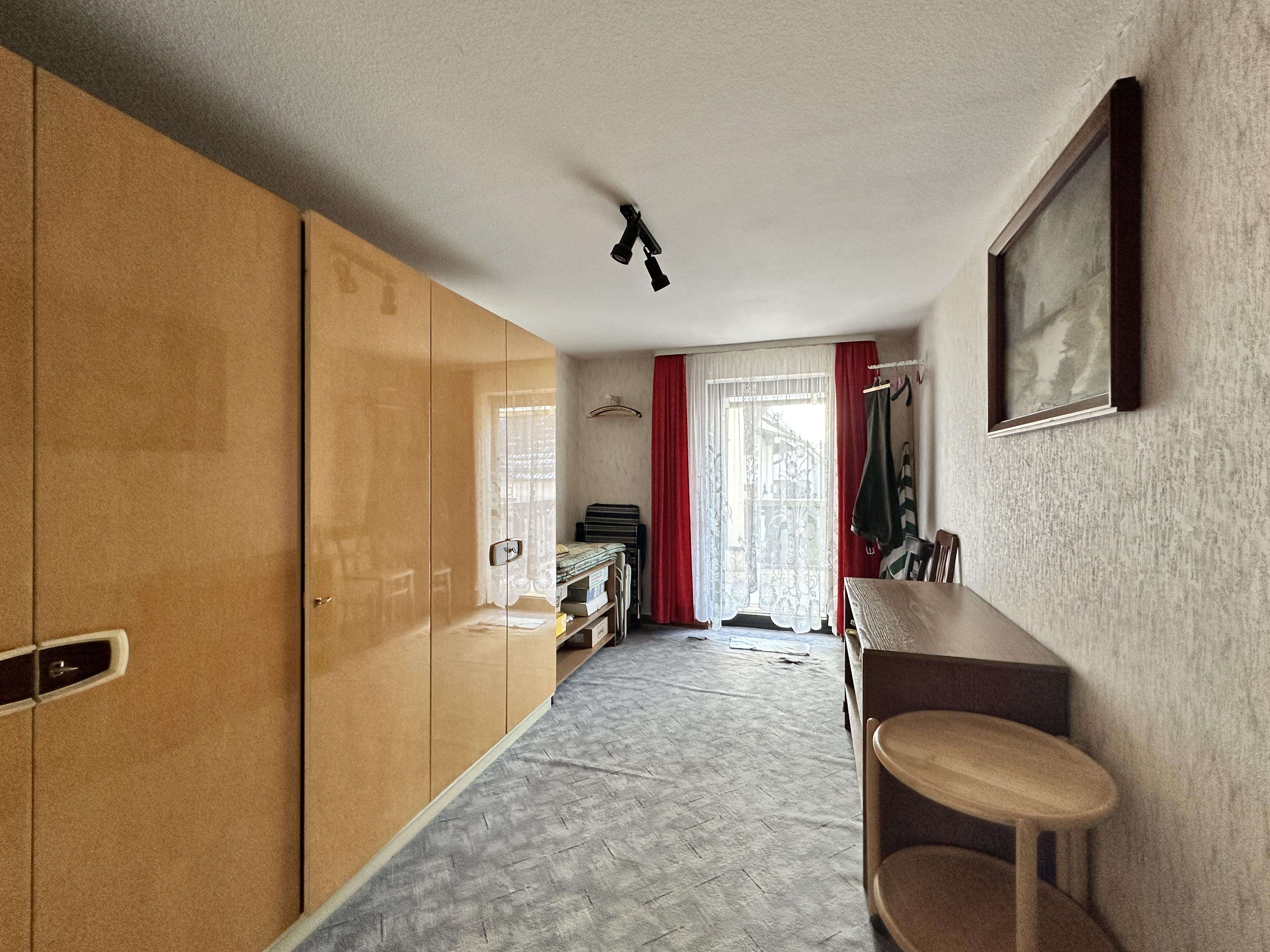 Immobilie in Külsheim - Wohnhaus mit Nebengebäude und Scheune in zentraler Lage von Hundheim
 - Bild 1