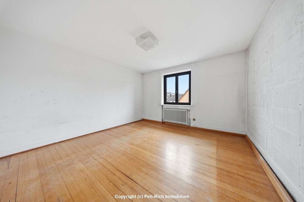 Immobilie in Karlsbad - RAUM FÜR IDEEN: Großzügiges Wohnhaus mit Scheune und zusätzlichem Baupotenzial in Langensteinbach - Bild 2