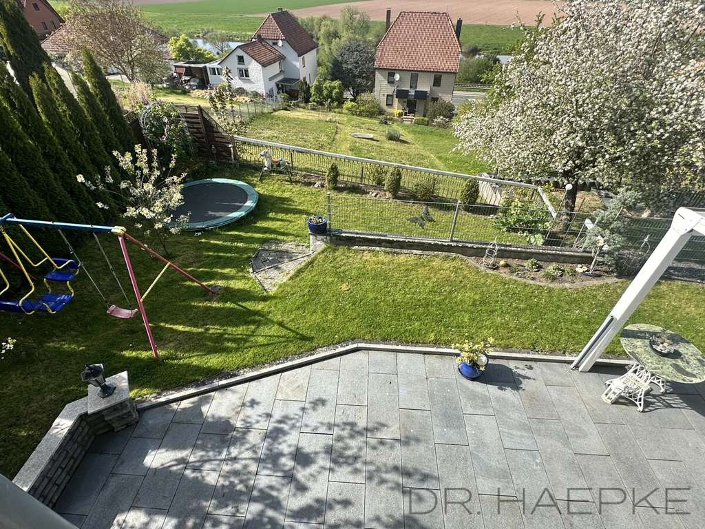 Immobilie in Hehlen - 3-FAM.HAUS MIT DREI WOHNEINHEITEN UND  PANORAMABLICK! INKL. 2 TERRASSEN, BALKONEN; CARPORT & GARAGE - Bild 2