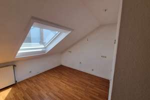 Helle gemütliche Dachgeschoßwohnung, 2,5 Zimmer, Küche, Wannenbad – Die vollständige Adresse der Immobilie erhältst du vom Anbieter., 55118 Neustadt, Mainz – Vorschaubild 4