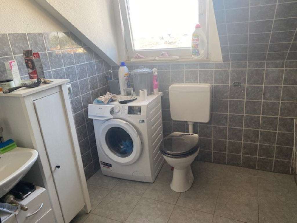 Immobilie in Pfullendorf - Charmante Dachgeschosswohnung in gepflegtem
Mehrfamilienhaus mit Balkon und Garage - Bild 1