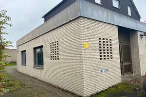 Moderner Gebäudekomplex mit 3 Wohnungen + Gewerbe zum sanieren - 12,5% Rendite möglich