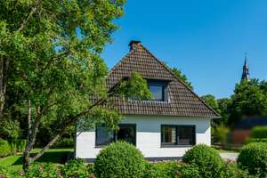 Bei St. Peter-Ording: Familienhaus mit Traumgarten in ruhiger Lage – Die vollständige Adresse der Immobilie erhältst du vom Anbieter., 25882 Tetenbüll – Vorschaubild 1