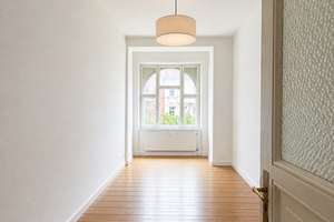 Bezugsfreie Altbauwohnung mit Balkon und Erker in phänomenaler Charlottenburger Lage – Helmholtzstraße 24, 10587 Charlottenburg, Berlin – Vorschaubild 2