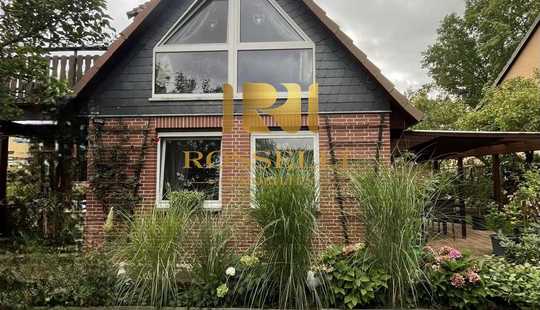 Bild von Wohlfühl-Oase in Harxbüttel: Doppelhaushälfte mit Kamin, Teich & überdachter Terrasse