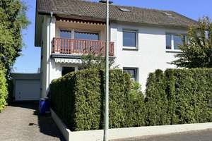 Zweifamilienhaus mit Garten nahe Ortskern Stukenbrock – Pfarrer-Huckschlag-Weg 13, 33758 Schloß Holte-Stukenbrock – Vorschaubild 1