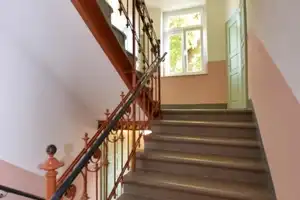 Geräumige Erdgeschosswohnung mit Balkon und Stellplatz! – Eichendorffstraße 21, 9131 Chemnitz – Vorschaubild 2