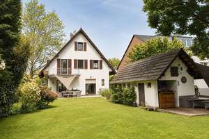 Freistehendes Einfamilienhaus mit Garage und großem Garten in Angermund