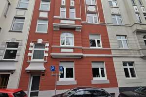3-Zimmer-Altbauwohnung mit Balkon und Keller