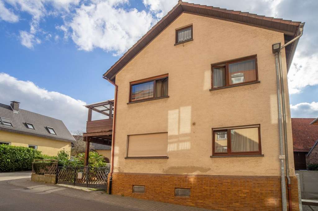 Immobilie in Nußloch - Zweifamilienhaus mit barrierefreiem Anbau, großem Innenhof, Scheune und 2 Balkonen - Bild 1