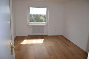provisions-frei: Helle 3-Zimmer Wohnung im 7. OG mit Balkon in München-Moosach – Treitschkestr. 4, 80992 Alt-Moosach, München – Vorschaubild 4