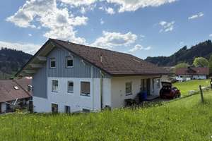 Großes Mehrfamilienhaus in toller, ländlicher Lage mit Weitblick, incl. Bauplatz ! – Die vollständige Adresse der Immobilie erhältst du vom Anbieter., 88167 Grünenbach – Vorschaubild 3