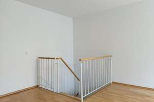 Wohnen auf zwei Ebenen- charmante Maisonette-Wohnung mit Garten und Haus-im-Haus-Charakter – Die vollständige Adresse der Immobilie erhältst du vom Anbieter., 81825 Gartenstadt Trudering, München – Vorschaubild 6
