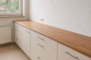 Helle 2,5-Zimmer-Dachgeschosswohnung mit großer Terrasse, Einbauküche und Tiefgaragenstellplatz – Die vollständige Adresse der Immobilie erhältst du vom Anbieter., 91052 Röthelheim, Erlangen – Vorschaubild 3