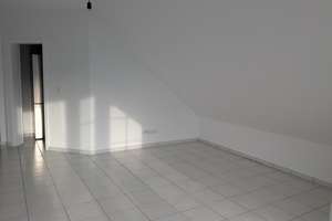 Attraktive, sanierte 2-Zimmer-Dachgeschosswohnung mit Balkon, Garage und Einbauküche – Seligenstädter Str. 21, 63322 Rödermark – Vorschaubild 4