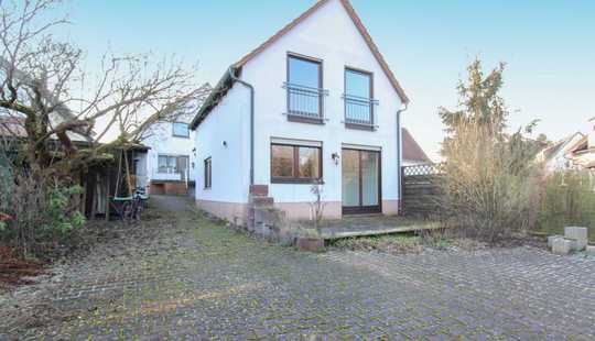 Bild von Für große Familien oder Kapitalanleger: 2 freistehende Häuser mit Gewerbe und großem Garten