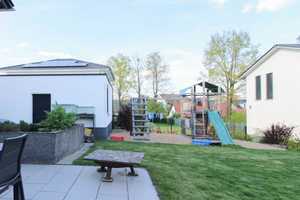 Modernes Einfamilienhaus mit großem Garten und PV-Anlage in familienfreundlicher Lage – Roth (Kreis) – Vorschaubild 1