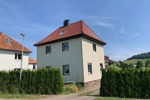 Individuelles Wohnhaus in Randlage mit wunderschöner Fernsicht – Die vollständige Adresse der Immobilie erhältst du vom Anbieter., 37627 Wangelnstedt – Vorschaubild 1