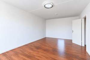 Helle, leerstehende 2-Zimmer-Wohnung in gutem Zustand mit sonnigem Balkon in Frankfurt-Eckenheim