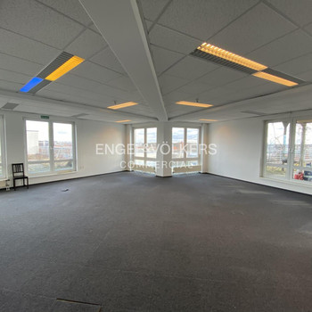 Helles Büro mit großzügiger Dachterrasse