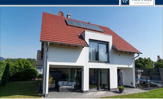 Modernes, energieeffizientes Einfamilienhaus mit Garten in ruhigem, familienfreundlichem Wohngebiet