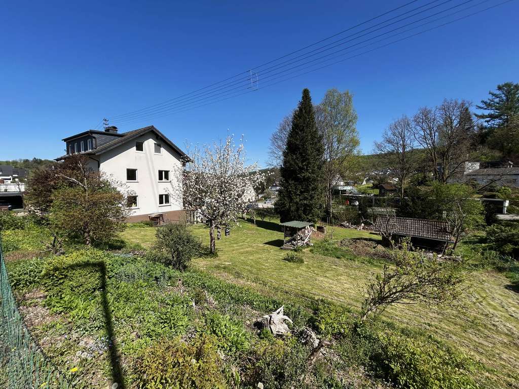 3-Familienhaus mit zusätzlichem Bauland                 in ansprechender Lage