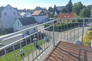 lichtdurchflutete 2 Raumwohnung mit Balkon im Dachgeschoss - großer Gemeinschaftsgarten inklusive – 9232 Hartmannsdorf – Vorschaubild 1