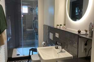 Stilvolles Wohnen über den Dächern: Exklusive 3-Zimmer-DG-Wohnung bezugsfertig möbliert gegen Ablöse – St.-Bonifatius-Str. 1, 81541 Obergiesing, München – Vorschaubild 11