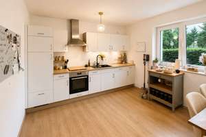 „Moderne 3-Zimmer-Erdgeschosswohnung (BJ 2021) mit SW-Terrasse, Stellplatz & HWR in ruhiger Top Lage