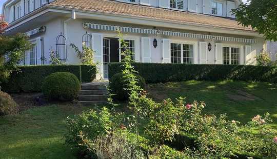 Bild von Wunderschönes Haus im Landhaus-Stil mit riesigem Garten