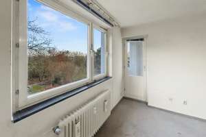 Renovierungsbedürftige 1,5 Zimmer-Wohnung in gepflegter Wohnanlage mit Loggia und Blick ins Grüne – Die vollständige Adresse der Immobilie erhältst du vom Anbieter., 23560 Moisling, Lübeck – Vorschaubild 2
