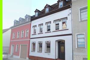 Neues Angebot !  Teilsaniertes Reihenmittelhaus ca. 150 m² Wohnfläche + eigene Zufahrt und 3 Garagen – Philippstraße 15, 8393 Meerane – Vorschaubild 1