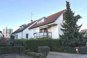 Freie 3-Zimmer-Wohnung mit Balkon, Gartenanteil und Stellplatz 