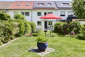 Wohlfühlen auf den ersten Blick – charmantes Reihenmittelhaus mit liebevoll angelegtem Garten! – Die vollständige Adresse der Immobilie erhältst du vom Anbieter., 86415 Mering – Vorschaubild 1