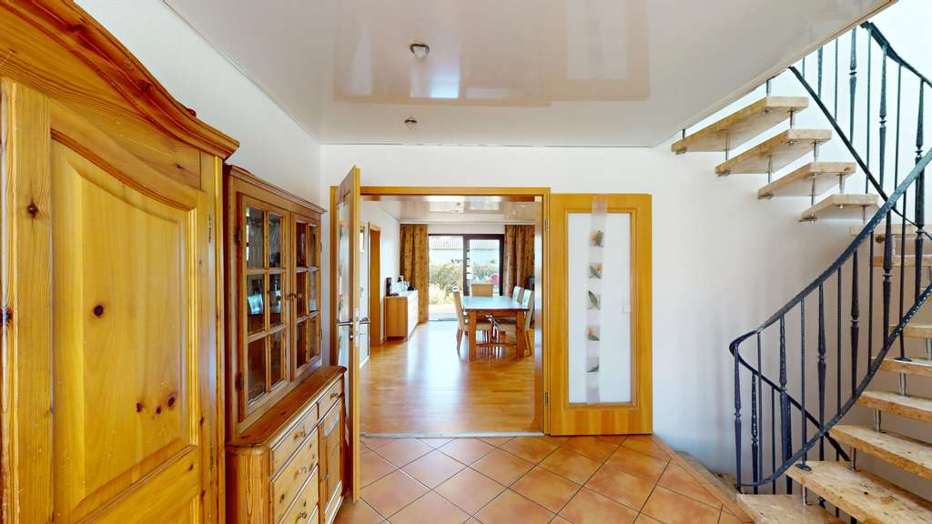 Immobilie in Lingenfeld - Großzügiges Einfamilienhaus mit Einliegerwohnung und Ausbaupotenzial - Bild 1