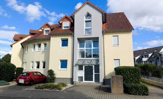 Anlageimmobilie gesucht? Große Single-Wohnung mit Balkon und zwei Stellplätzen!