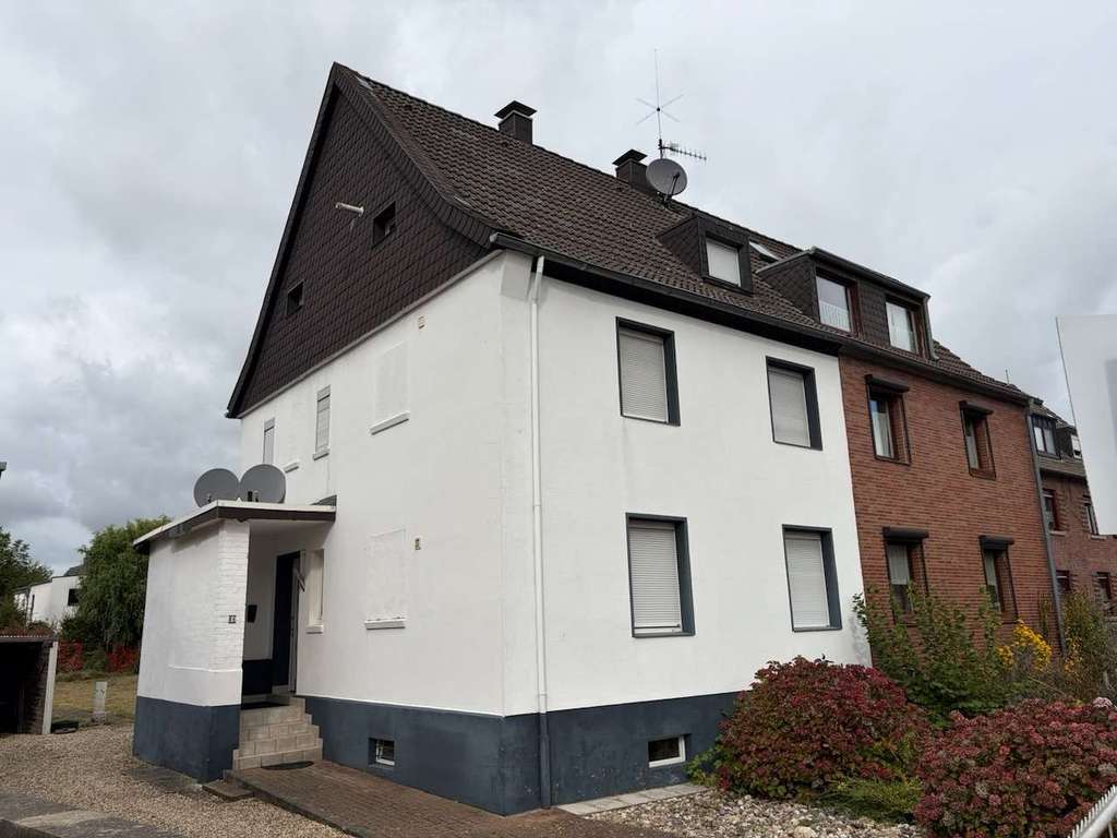 Immobilie in Korschenbroich - Sanierungsbedürftige Doppelhaushälfte auf großem Grundstück in Toplage von Korschenbroich - Bild 1