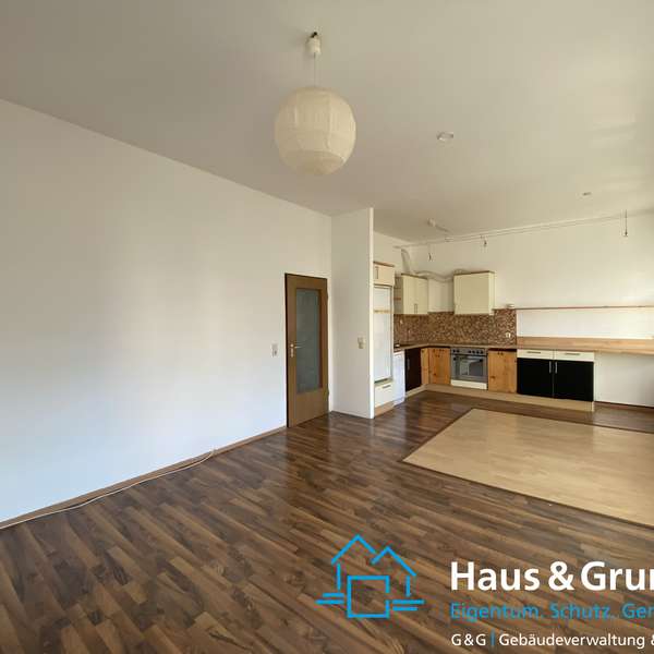 *** gepflegte 2-Zimmer-Wohnung - im denkmalgeschütztem Altbau - mit Dachterrasse ***