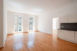 Frisch renovierte Altbauwohnung mit Balkon in den Fehrbelliner Höfen