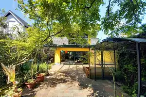 CITYHOUSE: Freistehendes Einfamilienhaus mit großem Grundstück, Außenpool, Sauna, Kamin und Garage – Rheinisch-Bergischer Kreis – Vorschaubild 4