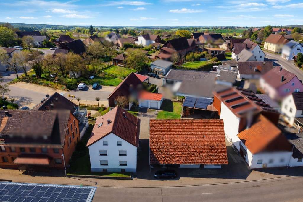 Immobilie in Gaildorf - Zweifamilienhaus mit Scheune, Garage und Außenstellplätzen - Bild 1