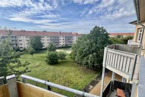 Viel Raum, viel Licht – großzügige Maisonette-Wohnung mit Balkon in stilvoll saniertem Altbau