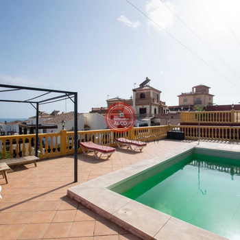 Villa in Torrox Costa
ALLGEMEINE MERKMALE
Grundstücksfläche 469m
Terrasse 50 m
Voll möblierte Küche 